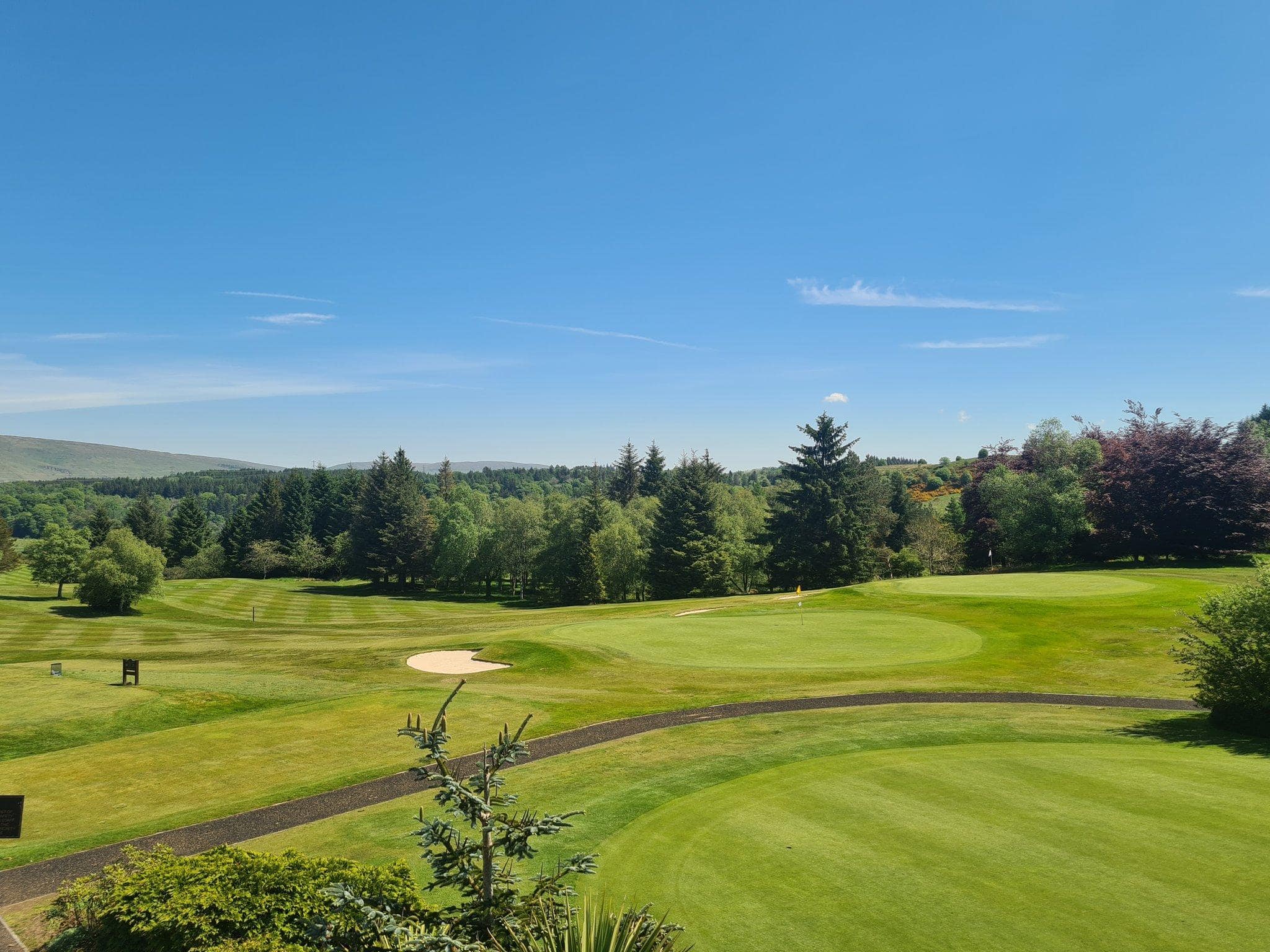 A panoramic green and fairway at Hilton Park Golf Club